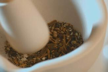 纯天然黑发染发膏怎么做,纯天然植物染发的方法