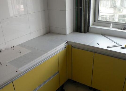 2022年橱柜台面用什么材质好,橱柜的台面材质用什么最好