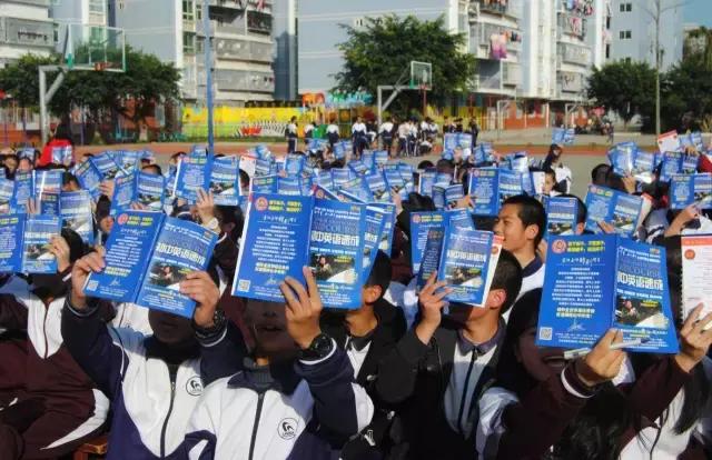 平潭岚华中学首期“李阳疯狂英语”国际英语周开启！