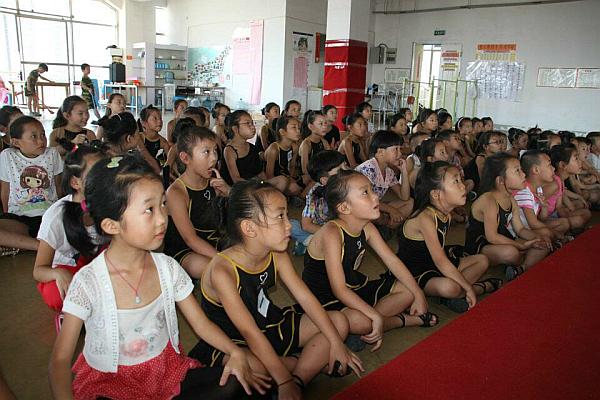 “三爱文化”是学院非常重视的教育方向《爱国爱家爱自己》