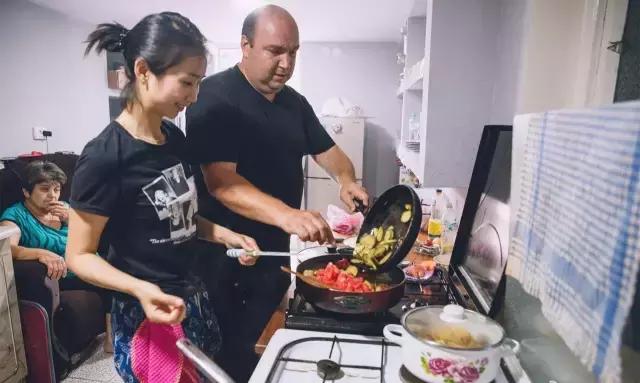 她是“成都第一私房菜美女老板”，与李易峰合作，和方大同录节目