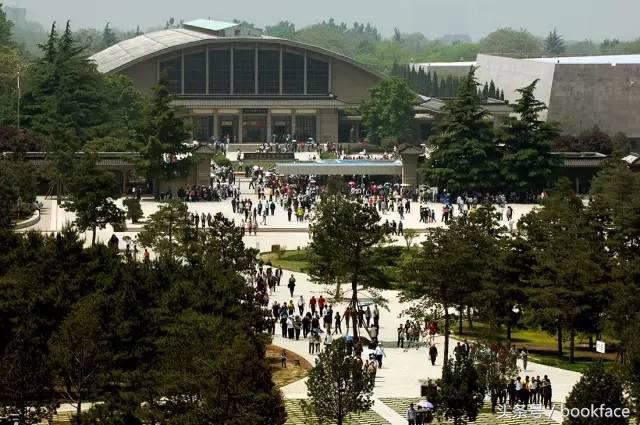 一群男人列队欢迎,霸道总裁出场一群男生迎接