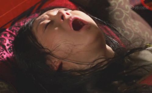 她顺产了8斤8两的女儿，在产床上被自己妈妈骂哭