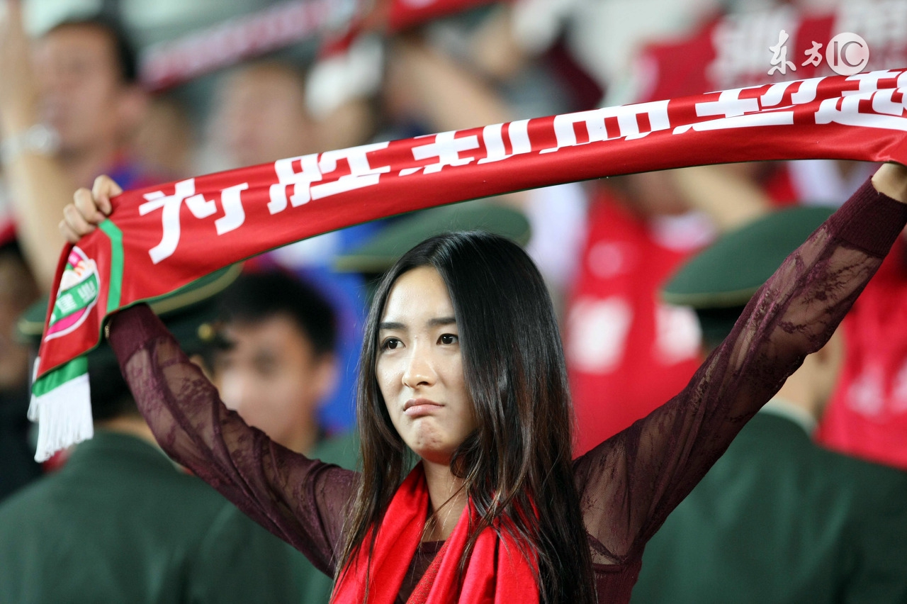 中超比赛女球迷,中超开赛现场观众