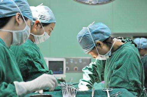 一层层，一刀刀切开孕妇肚子，剖腹产并不是你想象的那么简单