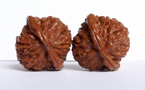 文玩核桃多大尺寸最适合把玩,文玩核桃该如何把玩和保养