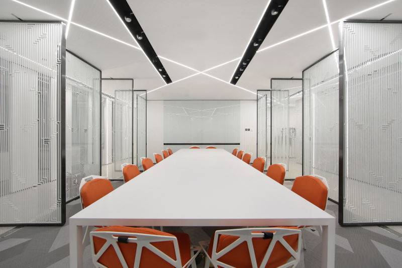 一个年轻潮服品牌的办公空间却选了素白当主打色?「设计联·1584期」