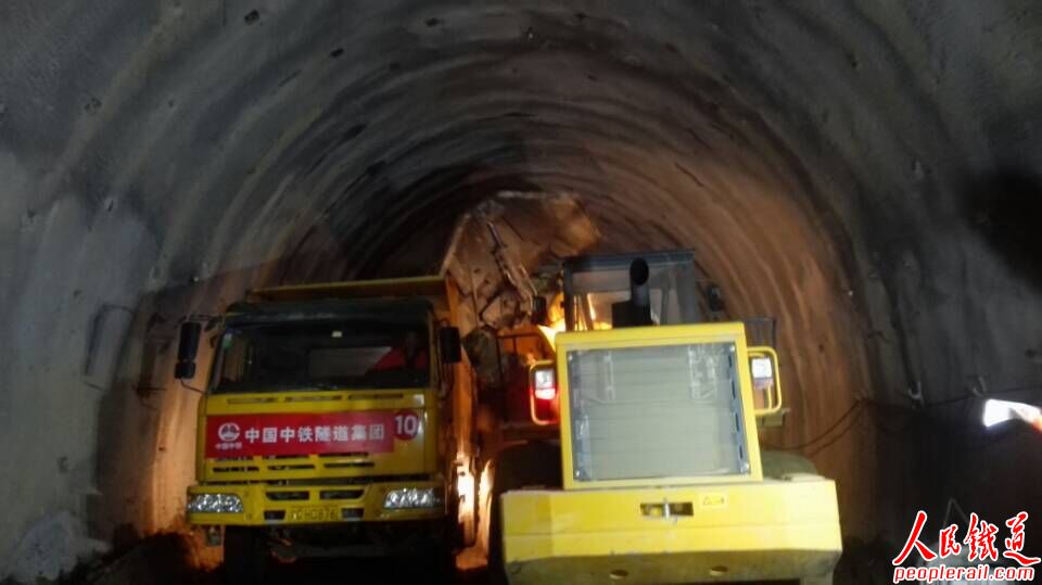 郑万高铁小三峡隧道,郑万高铁隧道全过程