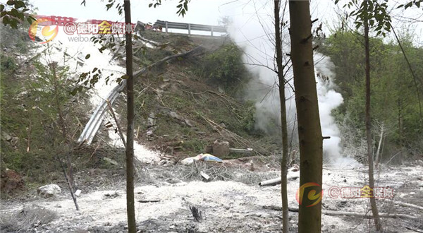 成绵高速公路上一车辆侧翻,成绵高速液化气罐车和货车相撞