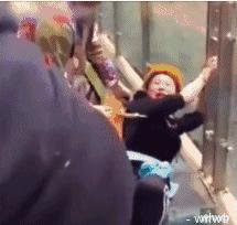 玻璃滑道断裂游客险坠落后续,景区玻璃栈道发生事故