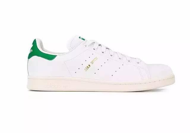 刘雯最新穿搭卡其色老爹鞋,刘雯穿的运动鞋有哪些