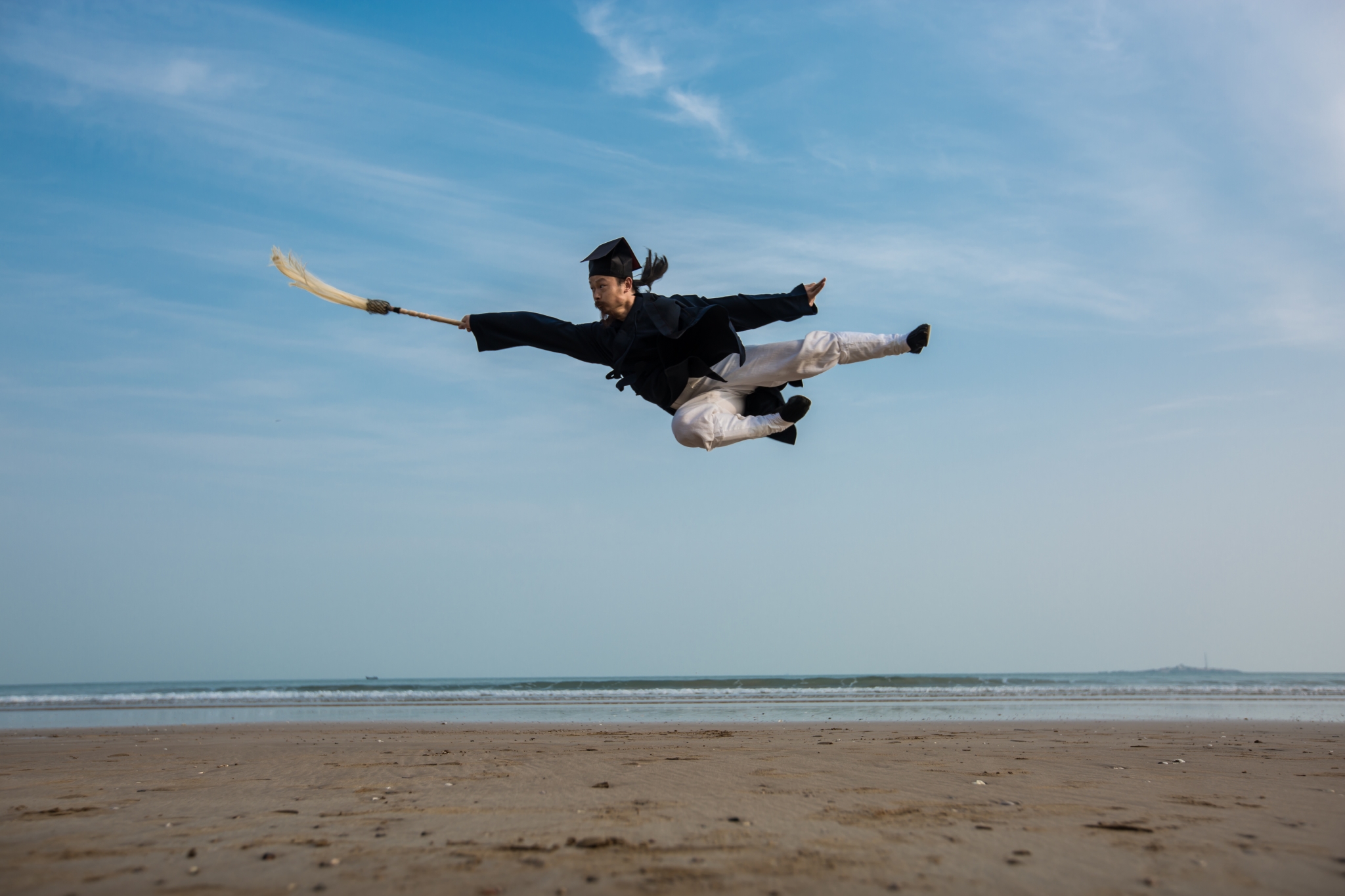 武当轻功第一人陈师行,武当道长陈师行展示轻功摔倒