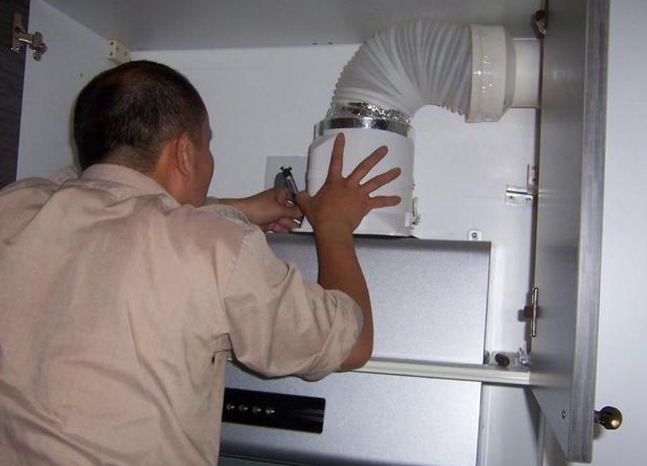 老公不过在厨房装了块东西再也没油烟，邻居竟天天跑来问秘诀！