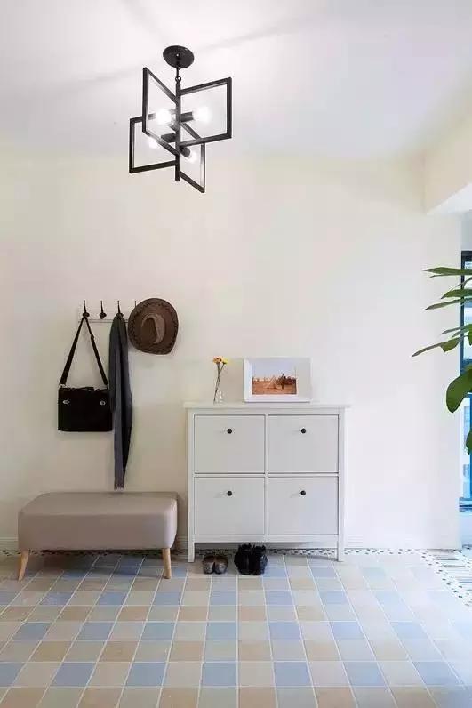 换鞋在门外好还是在玄关里好,入户玄关坐着换鞋对着门是否好