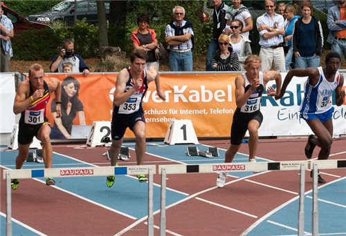 跑步时脚该如何落地和抬起,跑步时脚怎么落地