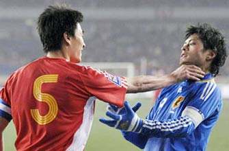 国足对日本暴力犯规日本人反应,国足硬气