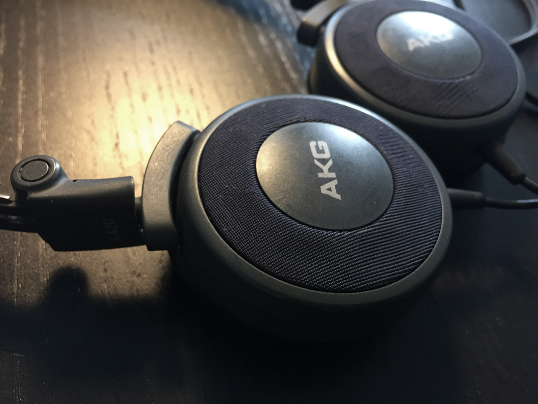 这位小屌丝，给你推荐了性价比超高的入门级耳机！他竟然带了四年