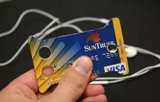 耳机线收束带,耳机线拔出来一点才可以正常使用