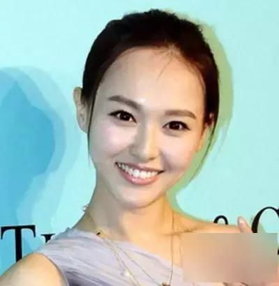 杨幂巧用刘海拯救发际线倍减龄,杨幂一发自拍就被吐槽发际线