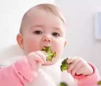 婴儿大便有泡沫呈绿色,月子里宝宝大便呈绿色