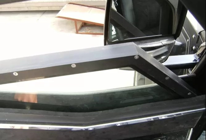 1500万骑士十五世去洗车，洗车人员直摇头：装甲车我们洗不了