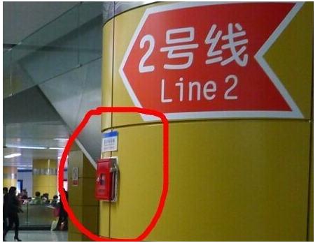 被地铁站门闸夹了痛吗,地铁被门夹到会怎样