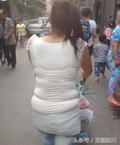 女朋友欠我四块钱，听口气还不想还，我该怎么做？