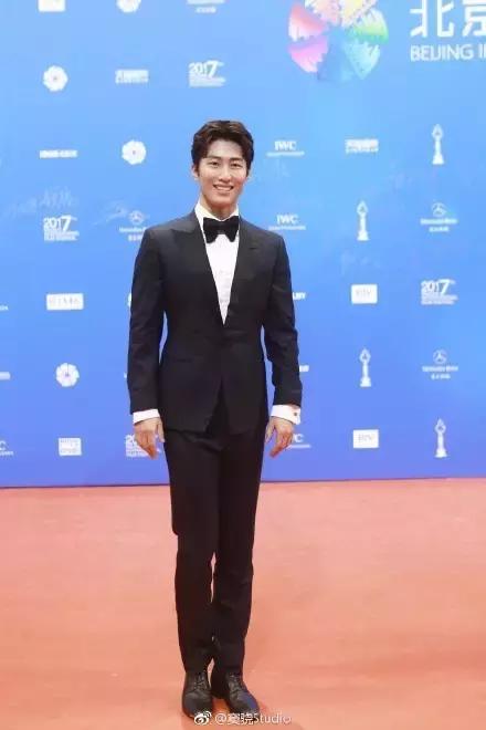 一周男星穿衣榜｜窦骁和达康书记“父子”同台啦！