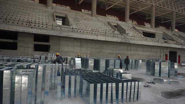 体育中心草坪施工,足球场草皮维护过程