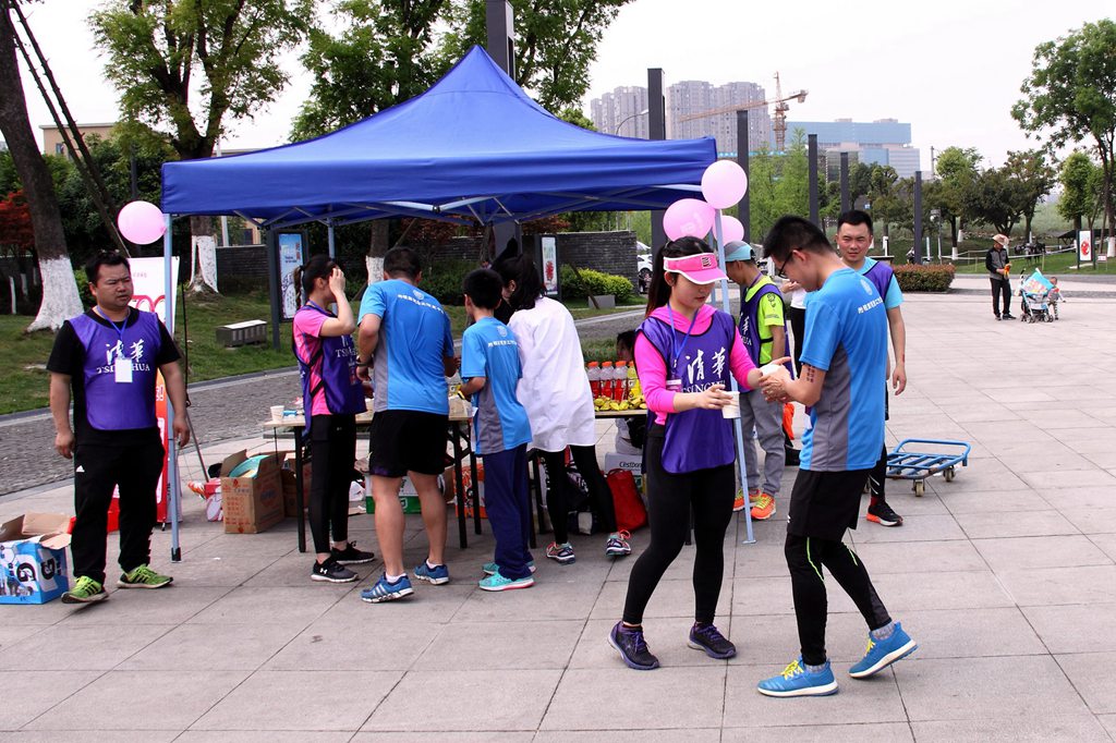 环球同跑迎校庆，清华校友锦城湖畔展英姿（原创）