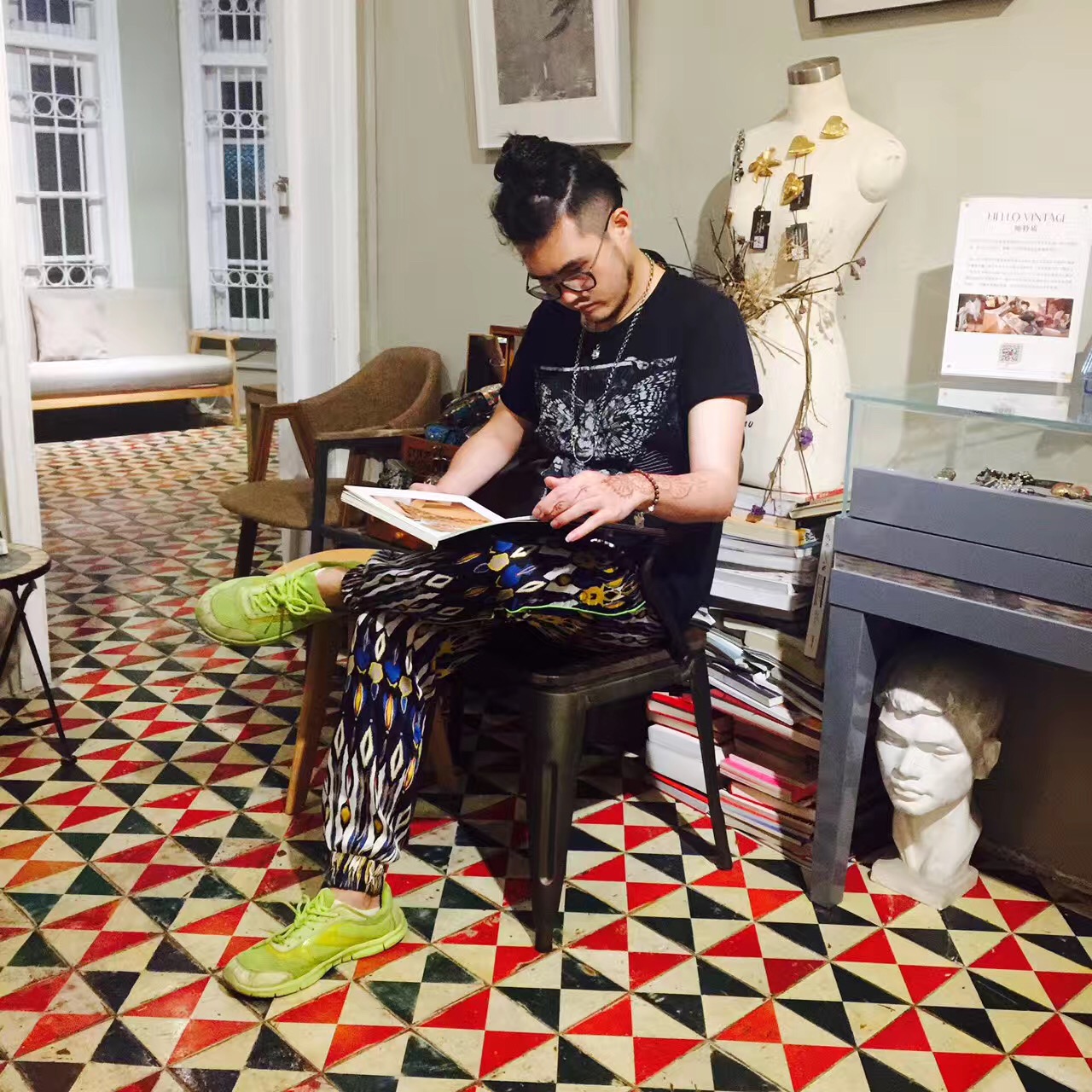 他被称为小周杰伦，却是海娜纹身师、饰品设计师，还是过气网红