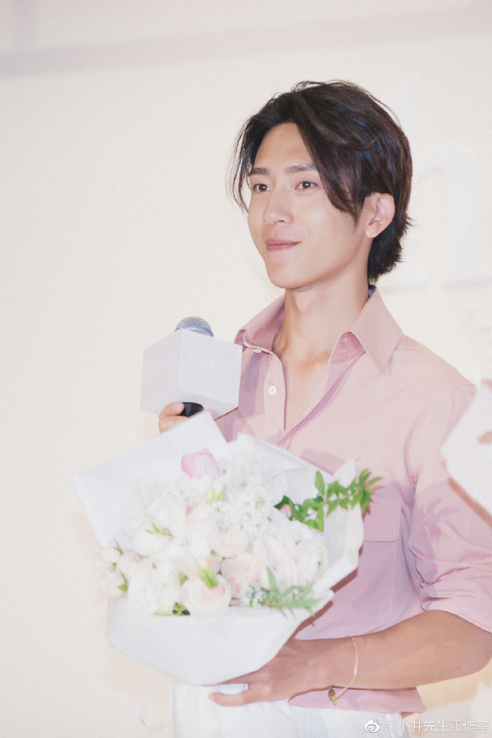 井柏然撞脸金城武，“僵硬”神器玻尿酸这次反而救了人？