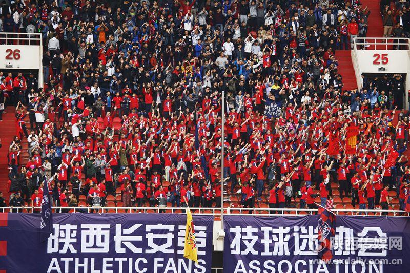 特鲁西埃亮相看台2017中国足协乙级联赛西安开幕