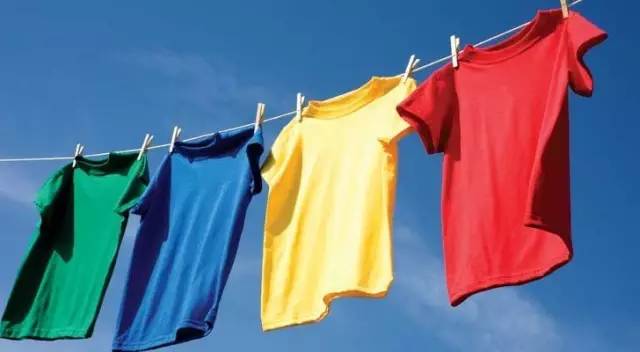 火锅油溅到白衣服上怎么处理,吃火锅油溅到多用插座上