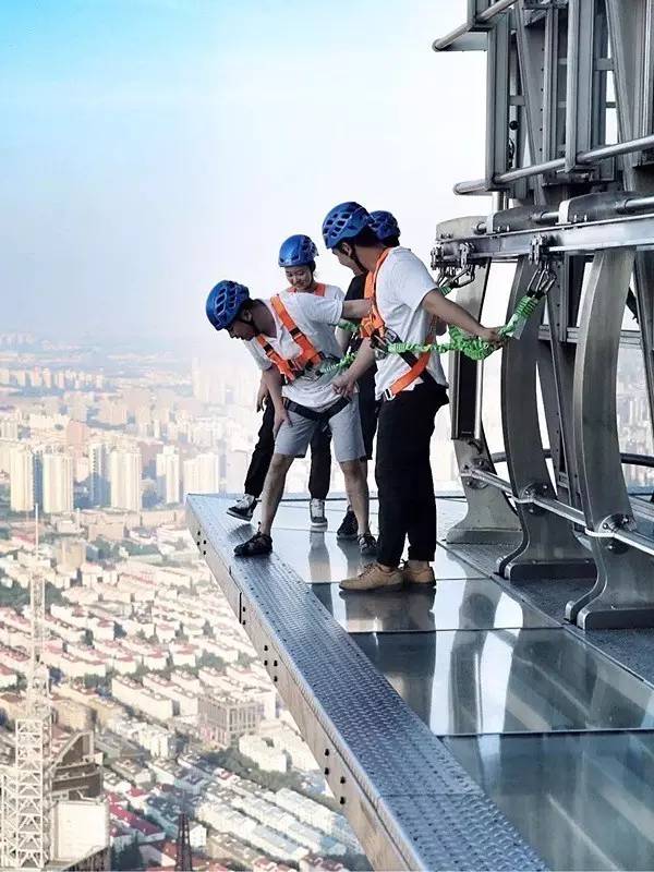 玻璃滑道断裂游客险坠落后续,景区玻璃栈道发生事故