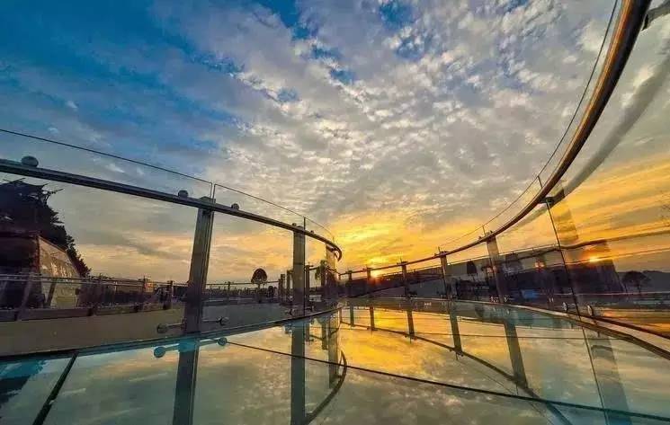 玻璃滑道断裂游客险坠落后续,景区玻璃栈道发生事故