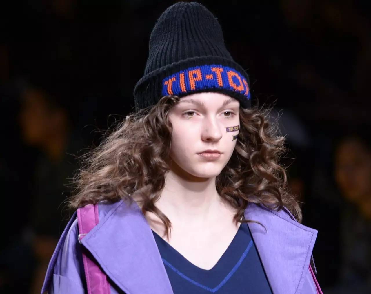 突袭时装周后台，探秘让模特360度美丽无死角的妆发技巧