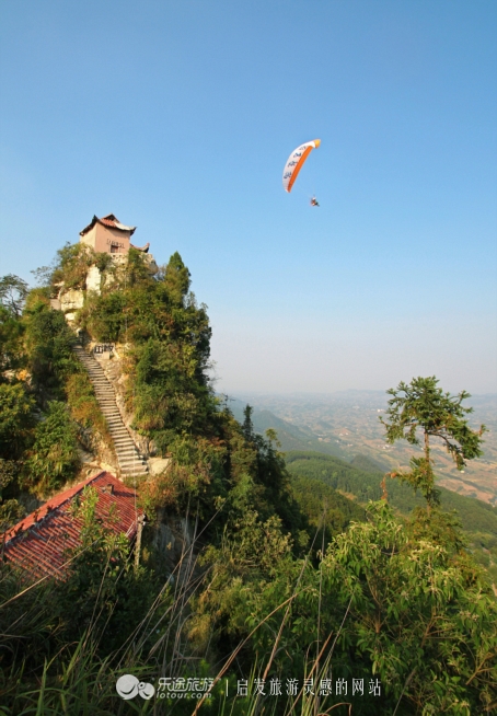 推开石门登一山拜一佛,你就修得了正果
