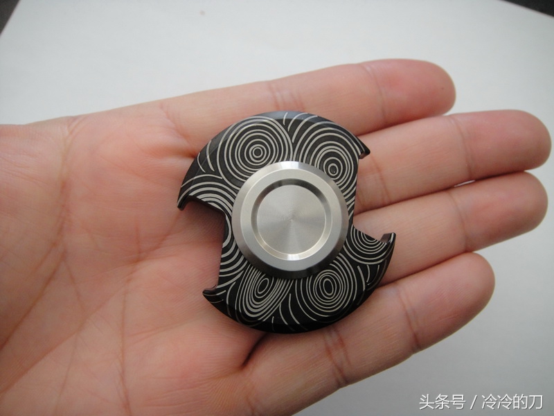 指尖陀螺不但能转，还能当啤酒开，还能当张清的升级版打人石