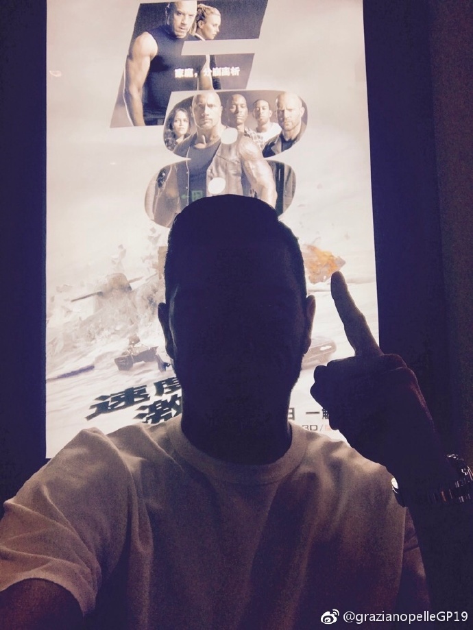 墙外：C罗摆拍秀肌肉，瓦尔加佩莱看《速8》！