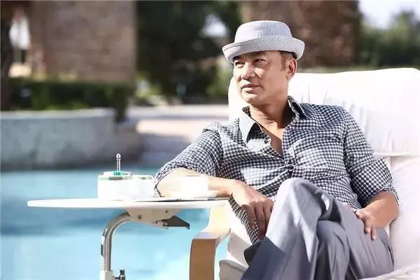 周润发同学，演了一辈子黑老大，向华强不敢惹他，爱妻爱家好男人