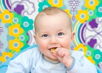婴儿吃面包时被噎住众人合力施救,小朋友吃面包被噎