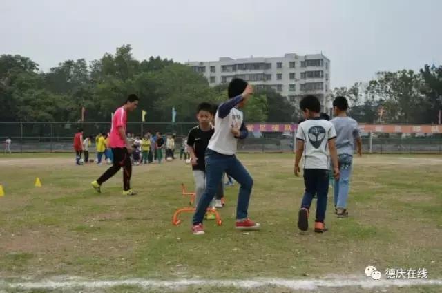 小孩学踢足球视频,小朋友学踢足球视频