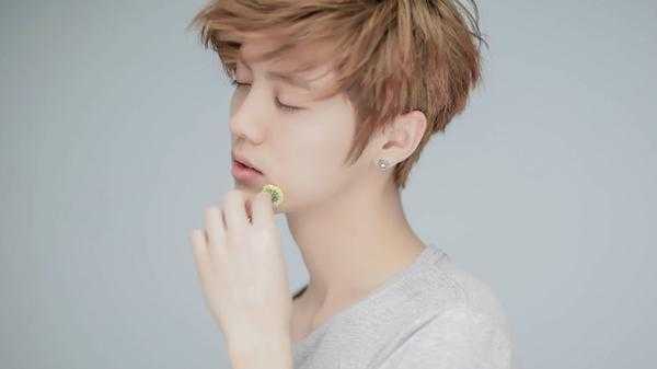 鹿晗钢铁直男的样子,别再说鹿晗是帅哥了