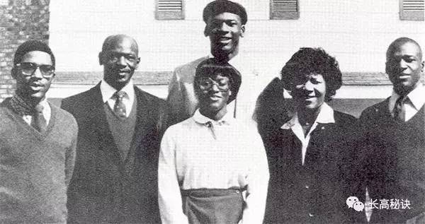 乔丹的弹跳力是怎么炼成的,飞人乔丹逆天后仰极限身体素质