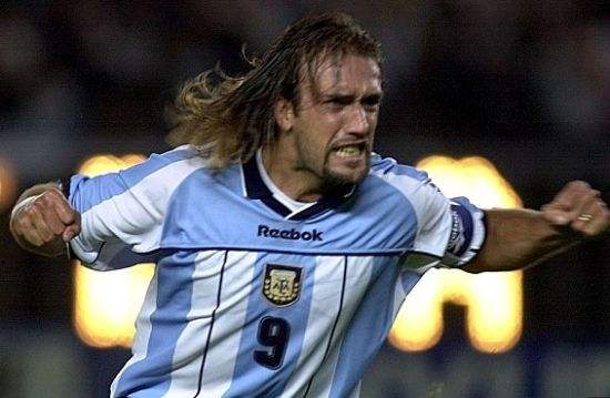 他有托蒂的忠诚、小贝的帅气、大罗的统治力，他是英雄的代名词！