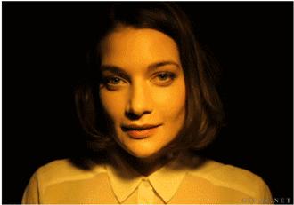 化妆只化上半部分的脸照片,最简单化妆步骤额头粉底