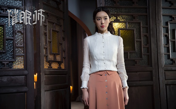 催眠师进行深度催眠过程,催眠师的催眠方法