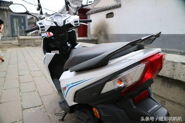 好看的新大洲本田裂行美图,本田裂行125与本田nx125哪个好
