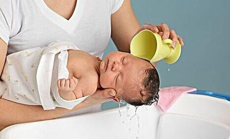 管住手！宝宝洗澡有些地方不能碰，不能洗！